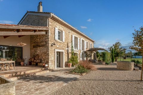 Provence Home, l’agence immobilière du Luberon, vous propose à la vente, un magnifique mas d'environ 240 m² qui allie élégamment le charme traditionnel au contemporain. Il est entouré par un parc de près de 15 000 m², offrant intimité et proximité av...