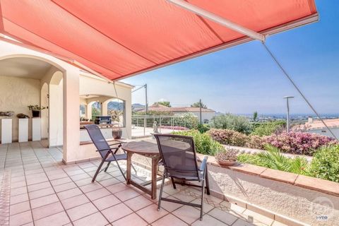 Discover this spectacular house in Urbanization Mas Fumats de Roses, with 4 bedrooms, 3 bathrooms, equipped kitchen and living room with access to the terrace, pool and barbecue. The outdoor space includes a separate Bar/Pub with sauna, bedroom and b...
