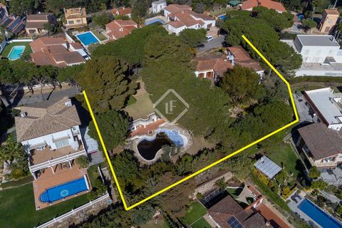 Lucas Fox presents this excellent house in the Mongoda development in Lloret de Mar. It is a large Mediterranean-style house located on a plot of more than 2,300 m², something unusual in an area so close to the sea and the city. The property has a do...