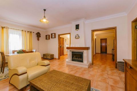 House T4 located 5 minutes from Arruda dos Vinhos, set in a plot of 1260 m2 Located in a very quiet area, about 45 minutes from the center of Lisbon, in the parish of Carnota, municipality of Alenquer, this T4 house with excellent interior and exteri...