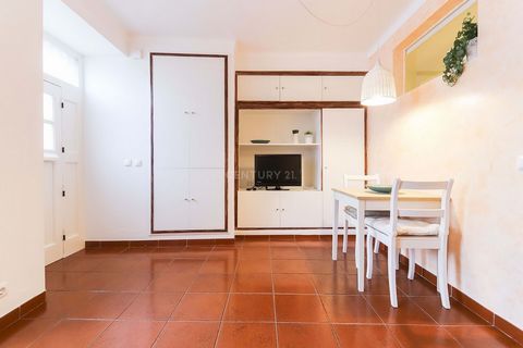 Come and see this fantastic, bright and very central apartment on the Costa do Castelo. This property may be eligible for exemption from IMT and IS, under the new decree law for young people up to 35 years of age. A 50 m2 apartment, despite being in ...