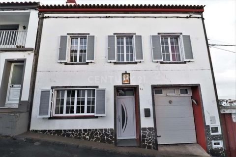 Excellent option for a family who wants to live close to the city of Ponta Delgada and the beaches or for investment in Local Accommodation. House completely rebuilt in 2016, in excellent condition. It has three bedrooms, two bathrooms, two living ro...