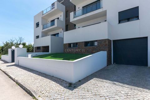 This 4 bedroom duplex flat in Arruda dos Vinhos offers a wide range of features and amenities. The presence of facades facing different orientations and the countryside can influence the entry of natural light and ventilation inside the flat. The pre...