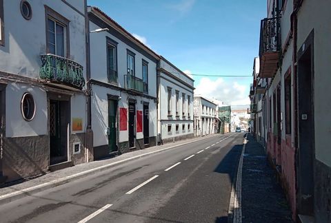 Office with 40.84 m2 located in a horizontally owned building consisting of a mixed block (2 apartments and 1 office) in São Pedro. Very well located, a few meters from the marina, casino, ports of the sea and the center of Ponta Delgada.