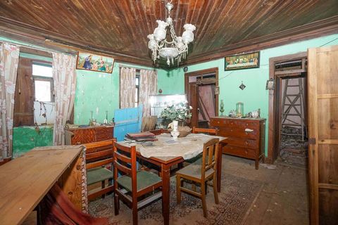 House to restore, on two floors, with interior patio, shops underneath, great sun exposure, just a few minutes from Miranda do Corvo. The Municipality of Miranda do Corvo has a lot to offer visitors, from historical, cultural and religious heritage, ...