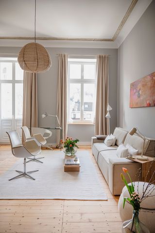 This stylish accommodation is perfect for a relaxed and urban stay. Up to 4 people + baby can live in the beautiful apartment on Arrenberg. The 3.80 meter high ceilings with subtle stucco decorations in every room are rounded off by high-quality wood...