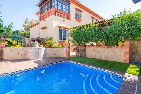 Lucas Fox exclusively presents this wonderful family villa on a 500 m² plot. As soon as you enter the house, it is worth noting the tranquility and privacy of the outdoor areas, even being in the middle of the city. The feeling of peace is indescriba...