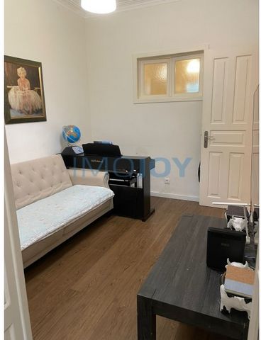 Excellent 3 bedroom flat in Moscavide, located in the heart of the city, standing out for its proximity to transport (metro station a two-minute walk away), street commerce and all kinds of services. The flat consists of a large living room, kitchen ...