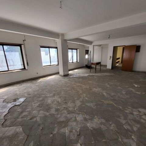Excellent investment opportunity! We have a joint sale of 3 offices, located in Almada, more specifically in Cova da Piedade. These offices are undergoing improvements, painting and installation of floating floors. Take advantage of this unique chanc...
