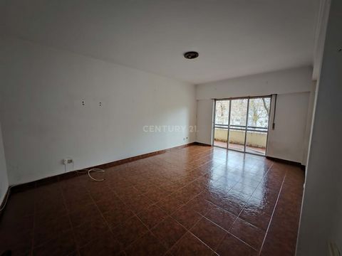3 bedroom apartment with a private gross area 108 m2, located in Nossa Senhora de Fátima, municipality of Entroncamento, district of Santarém. Area with good accessibility, close to the main motorways (5 min from the A13, 25 min from the A1 Lisbon/Po...