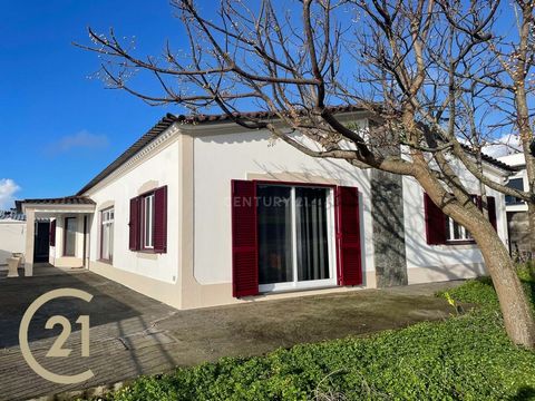 Excellent 3 bedroom villa very well located in the village of Porto Judeu Composed of 1 floor. The floor is distributed by the entrance hall that gives access to the living room, bedroom, kitchen, laundry, 2 bathrooms, office, 2 bedrooms with built-i...