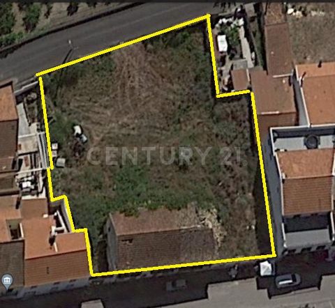 Urban building located in the center of Livramento, municipality of Mafra, surrounded by nature, countryside and tranquility. The land has a total of 1397m2 with access via two main roads in the locality. There is a building with a beautiful historic...