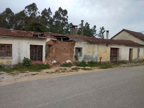 House in ruin in Bonitos, Property located on land facing the construction of a detached house. Good flat patio with excellent land for good cultivation, there is also a pine forest at the bottom of the land. This house, in a state of disrepair, is s...