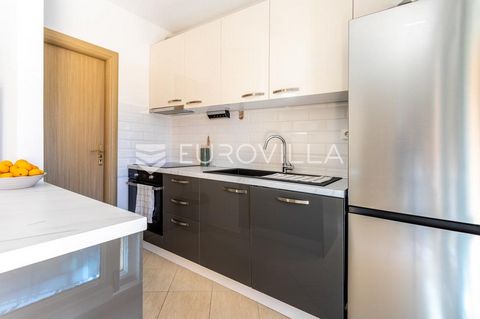 Podstrana, office space, located on the high ground floor. It can serve as an office, doctor's office. In the function of the apartment. It consists of an entrance hall, one bedroom, utility room, kitchen, dining room and open concept living room, 1 ...