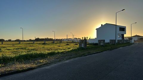 Corner plot of 276m2, with a gross construction area of 234m2 and a deployment area of 185m2. This urban plot is situated in the village of Sarilhos Grandes, offering a peaceful yet accessible atmosphere. The village is known for its welcoming commun...