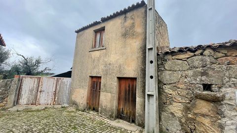 Moradia toda em pedra na aldeia de Escalos de Baixo, para total recuperação. Área total de 111,14m2, equivalente à área de implantação do edifício. Não tem logradouro. Isento do SCE ao abrigo do n°1 do art° 9 do Dec. Lei n°101-D/2020 de 07 de Dezembr...