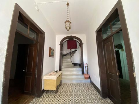 Situated on the majestic Rua 13 de Dezembro (affectionately known as Canada) with a gross floor area of 429 m², this 9-bedroom villa retains the traces of the last century, making it a privileged place to live. This building comprises ground, first a...
