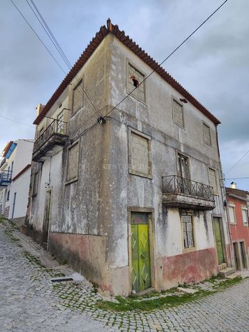 House to be restored located in Penamacor with a gross construction area of 230 m2, spread over ground floor, 1st and 2nd floor. The house faces two streets and has excellent sun exposure. Close to various services, including cafes, drugstores, publi...