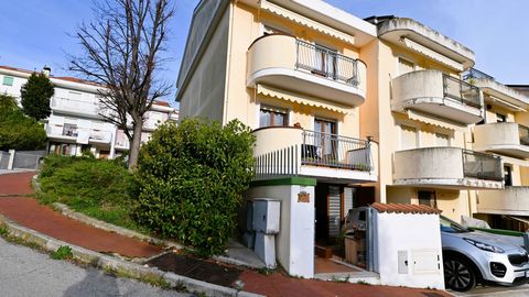 In Roseto degli Abruzzi, a few minutes' drive from the sea, we offer for sale a spacious terraced house in excellent condition with private garden. Its internal square footage is sq.m. 160 and is spread over four levels. Is it your home? Contact us n...