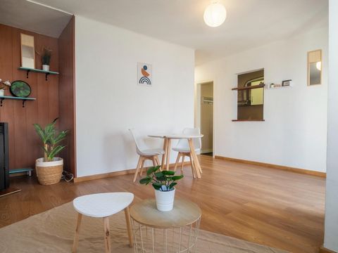 Apartment in the Clota area, in L'Escala Costa Brava. It has a spacious double bedroom with fitted wardrobes. The kitchen and bathroom have been renovated. The living-dining room has parquet flooring, pellet cooker and two large windows that make it ...