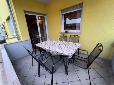 Location: Primorsko-goranska županija, Viškovo, Viškovo. We are selling an apartment in Viškovo, in a quiet neighborhood surrounded by family houses and smaller residential buildings. The apartment consists of 3 bedrooms, a kitchen, a dining room, a ...