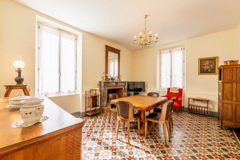 Do you dream of charm and authenticity? This house awaits you with its magnificent marble fireplaces, its superb cement tile floors, its tomettes floor tiles and its staircase, which have been kept in perfect condition! The house and its outbuildings...