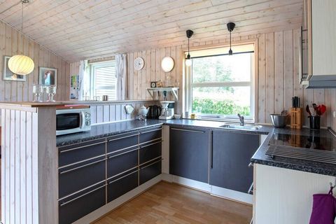 Maison de vacances avec bain à remous et sauna située à quelques pas de la plage de Lyngså. Dans la cuisine ouverte et bien équipée, il y a entre autres. réfrigérateur/congélateur, lave-vaisselle, cafetière et micro-ondes. Il y a deux salles de bains...