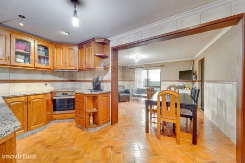 Villa de 3 chambres à Mataduços, un village tranquille à Esgueira, Aveiro. En entrant, vous trouverez une cuisine ouverte, parfaite pour cuisiner tout en profitant de la compagnie de la famille dans la pièce attenante. Deux chambres et une salle de b...