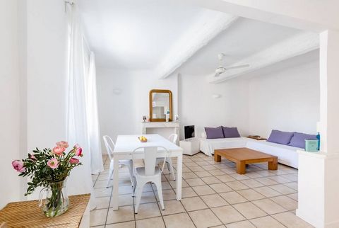 If you are looking for a pied-à-terre close to amenities and the sea, this superb apartment is ideal for enjoying your holidays. Located in the historic center of Bandol, this accommodation with neat and very bright services benefits from 65 m2 on th...