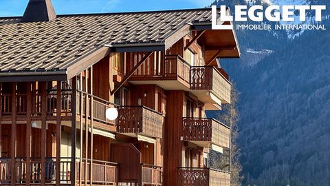 A27881JST74 - *Offer recently accepted* With a habitable space of 84 sq m, this large, west-facing apartment has been tastefully decorated by a professional interior designer. It is located in a residence on the eastern side of Samoëns which is in ex...
