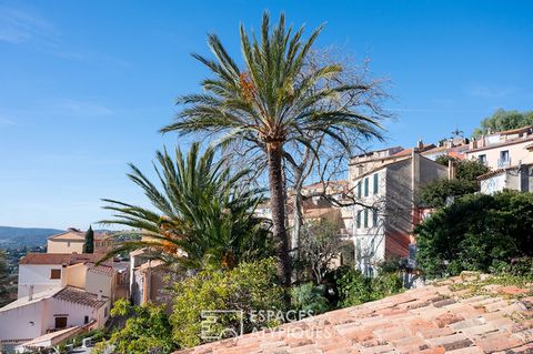 Exclusivity of atypical spaces. In the heart of a pedestrian street in the flowery village of Bormes, nestles a stone house on two levels with a terrace. It offers you on the upper level on 62m2, a living room opening onto a large terracotta terrace ...
