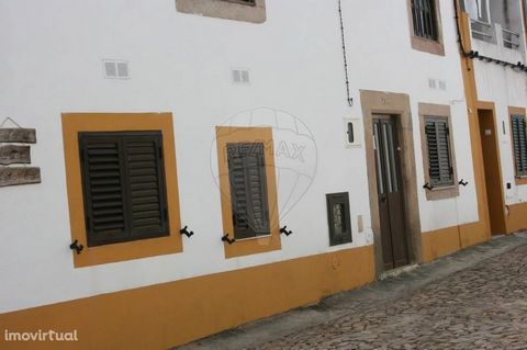 Appartement de 2 chambres, situé près d’Igeja Matriz à Alpalhão. Il se compose d’une cuisine, d’un salon, de deux chambres intérieures et d’une salle de bains. Grenier. Idéal pour résidence secondaire ou investissement.