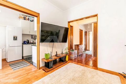 2 bedroom apartment, located in the most central area of Queijas , with 74m2, close to schools, transport, leisure spaces, market, supermarkets (Pingo Doce) and all kinds of commerce and services, as well as pharmacies and the Parish of São Miguel de...