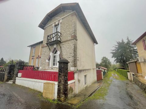 Discover this charming town house in Peyrehorade, combining country charm with modern comforts. On the ground floor, you'll be greeted by a bright, spacious living area, ideal for relaxing with family or friends. The fully-equipped kitchen makes cook...