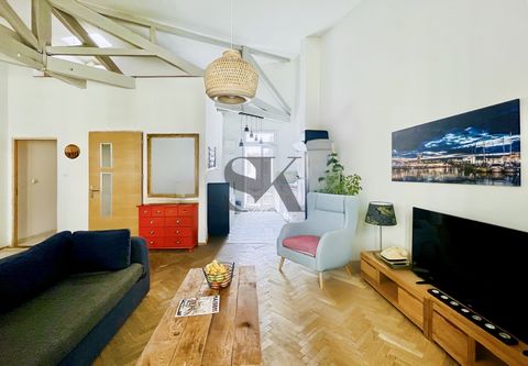 IDEAL SHORT-TERM RENTAL Your SIKSIK IMMOBILIER agency presents this type 3 apartment with the look of a townhouse with a surface area of 61 m2 (Carrez Law) located on the first and last floor of a small building in the heart of the Belle de Mai distr...