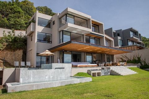 Residence for sale in Santuario Valle de Bravo, where elegance and comfort merge to offer an exceptional lifestyle. With a prime location, this property offers a stunning view of the lake, which can be enjoyed from every level of the house...Upon ent...
