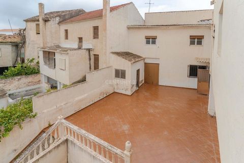 In one of the best streets of Padul, Mariana Pineda, we have this property with multiple options, right in the center and with more than 528m2 of land and 290 built areas, you can both renovate the existing home or create a building project as an inv...