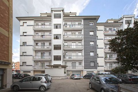 APARTMENT WITH 2 BALCONIES AND GARAGE Located in the Villanova area, a short distance from the commercial and university centre, this 105m2 apartment is located on the fifth and top floor with lift of a building recently redeveloped thanks to the 110...
