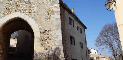 Situé à 15 minutes de la sortie dautoroute , au nord de Sisteron, Château dont une partie date du XVII éme siècle , il se découvre en passant une monumentale porte médiéval donnant sur la place du village. Le château offre 4 niveaux , avec une possib...