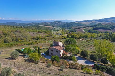 In a truly unique and uncontaminated context in the hills of Todi, with a beautiful panoramic view, we exclusively offer this renovated farmhouse with swimming pool. The main building is on 3 floors for a total surface area of approximately 250 sqm a...