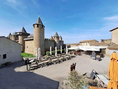 Very rare. In Occitania, in the heart of the famous City of Carcassonne, listed as a World Heritage Site, on a magnificent and very busy square, this unique real estate complex with a postcard view of the medieval towers. The property is organized ar...