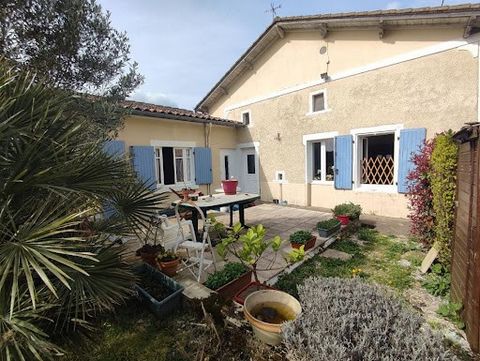 Located 38 minutes from Angoulême, 15 minutes from Chasseneuil sur Bonnieure. Semi-detached house by the barn composed in garden reez of a living room with spacious and bright insert, an open fitted semi-equipped kitchen, giving access to an adjoinin...