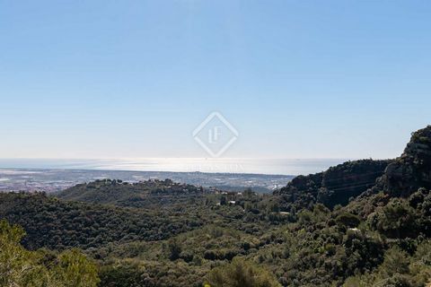 Lucas Fox presents this privileged plot with an area of 1542 m² located in Begues, Gavà. It has a southerly aspect, which guarantees excellent sun exposure throughout the day. This plot is perfect to build a dream home, completely personalized accord...