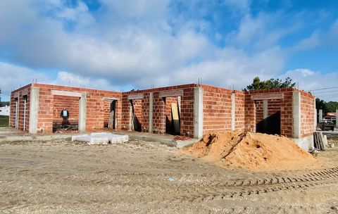 Construction already started is this 4 bedroom bungalow with pool, garden and garage for two cars in Pataias, Alcobaça parish. Modern-style house on a 624 m2 plot of land with a construction area of 273 m2. Privileged location with excellent solar or...