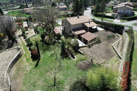 Attention Rare product! I offer you this traditional villa, in the heart of the Forcalquier country renowned for its sweetness of life and its quality of life. The villa is located in the La Cheneraie district, which is very popular because it is ver...