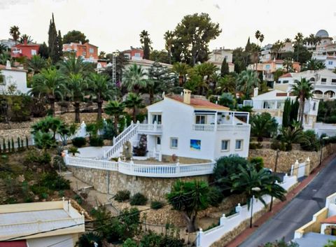 Deze fantastische, goed onderhouden villa met twee verdiepingen is gelegen in een rustige woonwijk in La Nucía. Het bestaat uit een woon-eetkamer met een open ingerichte keuken, een groot terras met panoramisch uitzicht, vier slaapkamers, een badkame...