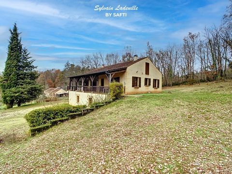 Nestled in the heart of the world capital of prehistory, this 1980s house on a 6700m² plot reveals nearly 120m² of living space. The moment you cross the threshold, you'll be immediately charmed by the generosity of the interior spaces. A spacious 30...