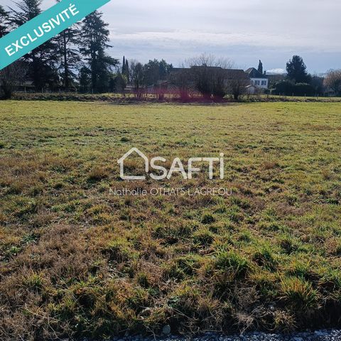 Located in the charming village of Viellenave-de-Navarrenx, this flat plot of 1075 m² offers the ideal opportunity to build the house of your dreams. Nestled in a typical Béarnais environment, this subdivision of four plots of land benefits from a pe...