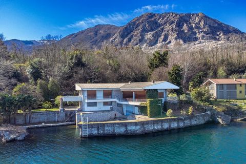 Modern villa from the 1950s for sale in Italy Baveno, pieds dans l'eau, directly on the Piedmontese shore of Lake Maggiore. This prestigious villa represents a unique opportunity for those who want an unrepeatable location, in one of the most beautif...