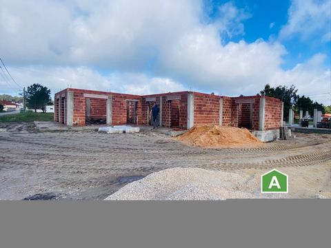 Single storey 4-bedroom house with pool, garden and garage for two cars - Pataias, Alcobaca Construction already started. Traditional-style house on a plot of land measuring 624m2, with a construction area of 273m2. Privileged location with excellent...